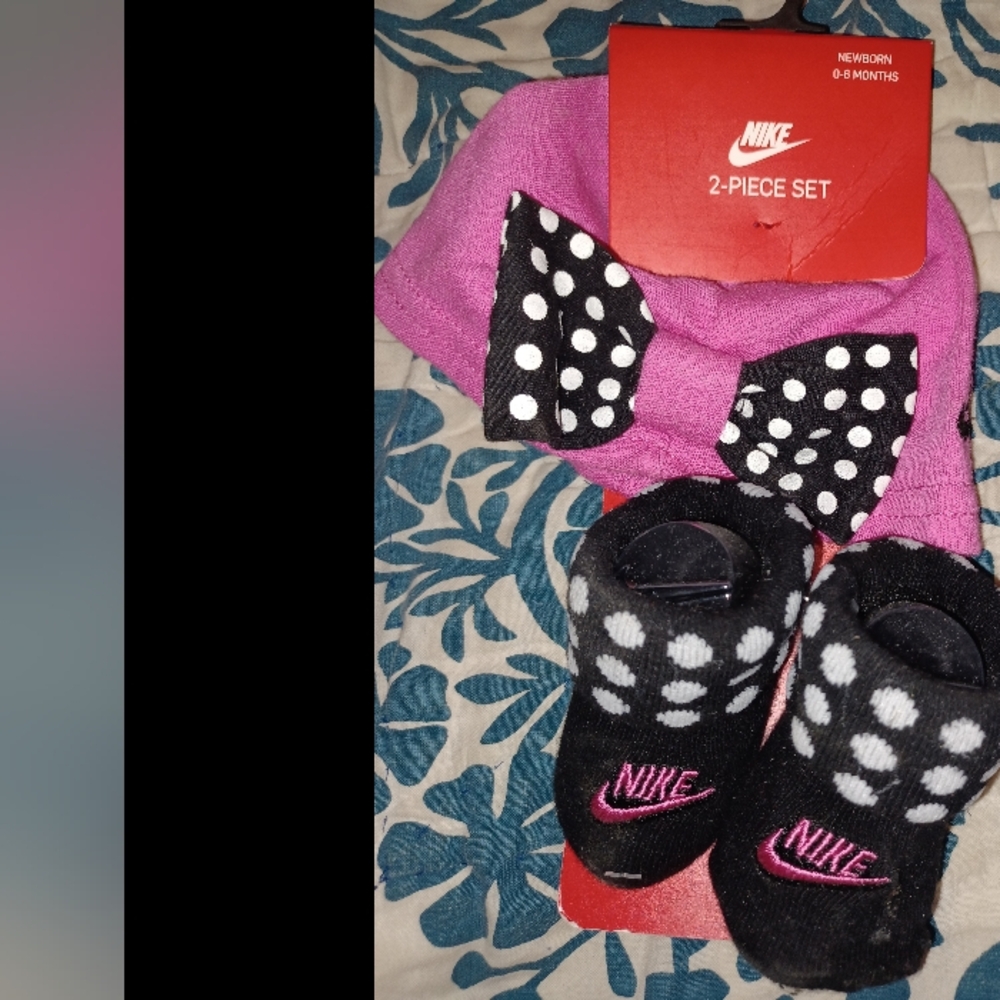 NIKE hat and booties set